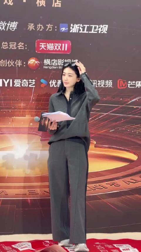 孙乐言微博视界大会彩排中,认真工作的孙乐言