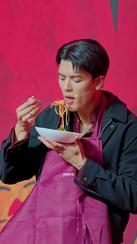 20261030 jossgawin食品會 feed his cat