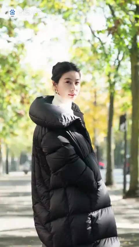 郭晶晶出席活动，一身全黑打扮 ，网友：这才是真正的女王范儿