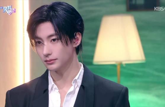 今天换发型后粉丝们反响很好的RIIZE Anton，黑发给人一种很好的感觉..