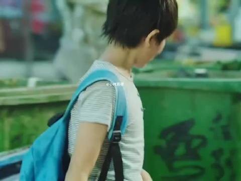 男孩放学捡瓶子贴补家用遭同学泼水嘲笑，同桌挺身而出老师批评教育