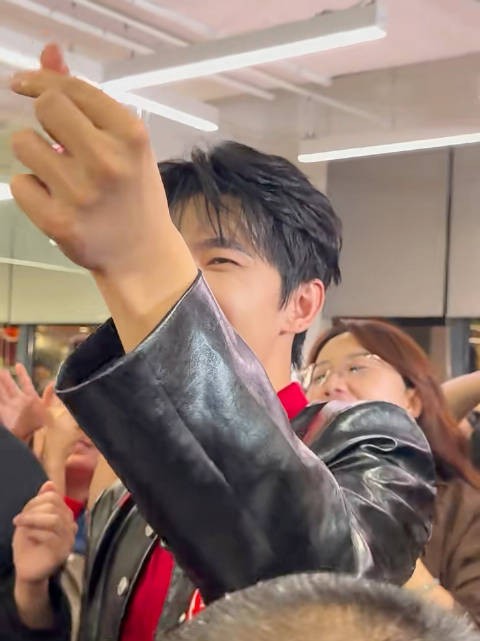 (男):杨洋你好帅!杨洋你最帅! 杨洋