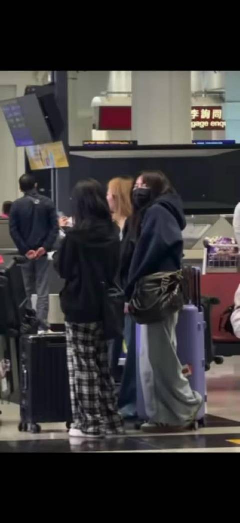哇哦大明星出街了 又去旅游了 好想有这样的人脉能免费出去旅游还能当女明星