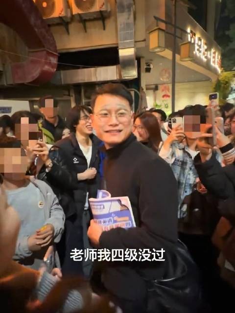 谁在召唤刘晓艳老师，万圣节cos刘晓艳也是没谁了