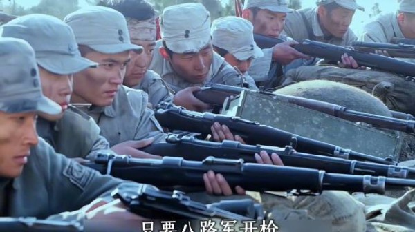 凶残的小鬼子简直灭绝人性,把老百姓赶到前方充当肉盾