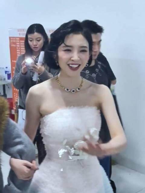 唐艺昕清唱新歌短发女孩