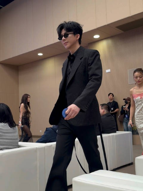 发布会介绍完毕下台,太帅了刘宇宁!完全霸总!