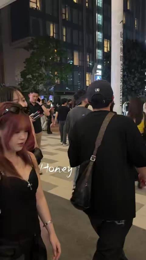 香港偶遇贺峻霖看盆栽演唱会
