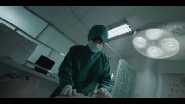 医生突觉身体异常,被血吸引却不知发生了什么