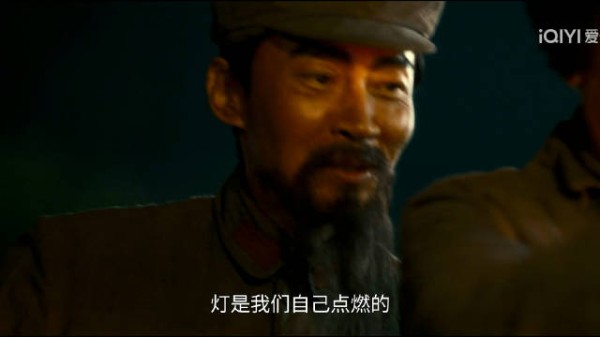 毛教员与恩来同志夜行泥泞小路,借月光点灯走向胜利