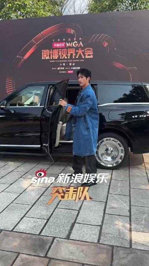 新浪娱乐突击队微博视界大会 @王凯沐 到场啦!蓝色牛仔大衣帅帅的