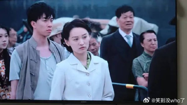 在香港码头,万景光派去台湾的新交通员德英跳海自尽