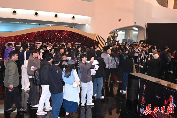 散场即是安可！琴台音乐厅百人自发合唱刷屏小红书，石倚洁为武汉乐迷点赞