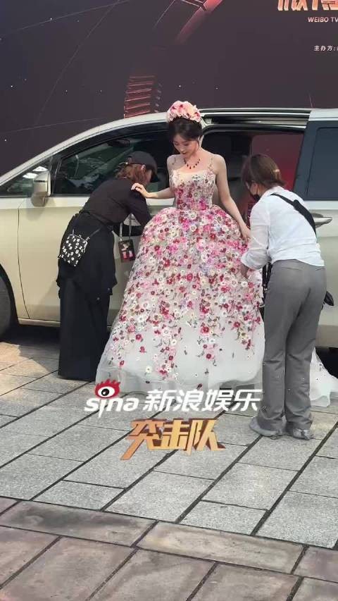祝绪丹全身都是花亮相微博视界大会