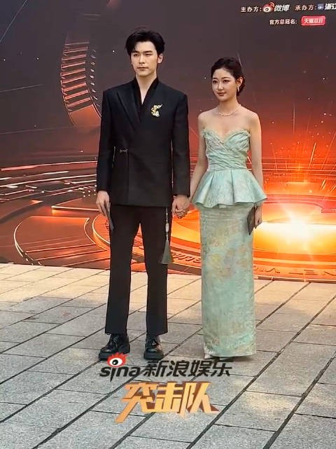 孙柏涵腰间玉佩与吴星颖礼服同色系