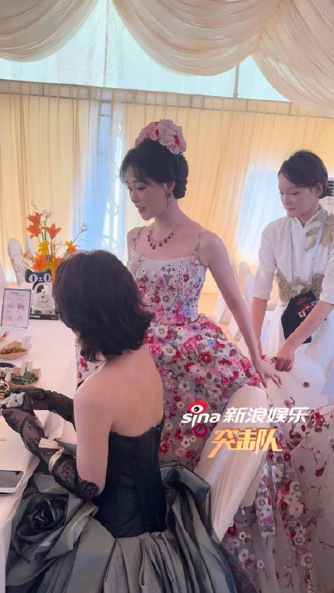 祝绪丹红毯状态元气满满似花仙子