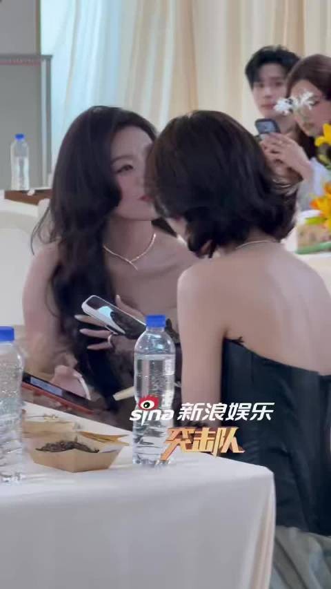 新浪娱乐突击队微博视界大会 @何瑞贤 @姜珮瑶 加微信了!两位美女好聊的来