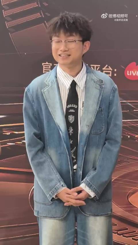 小奇红毯照顾媒体，朴实可爱走红毯