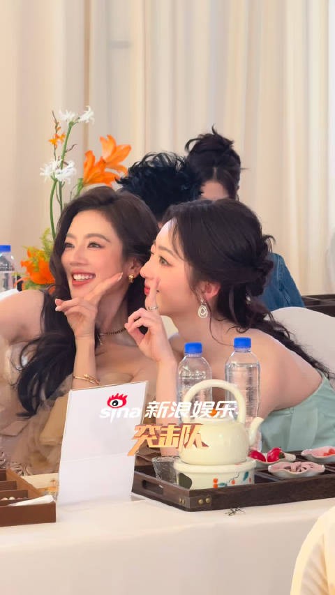 邓恩熙何瑞贤微博视界大会自拍热聊