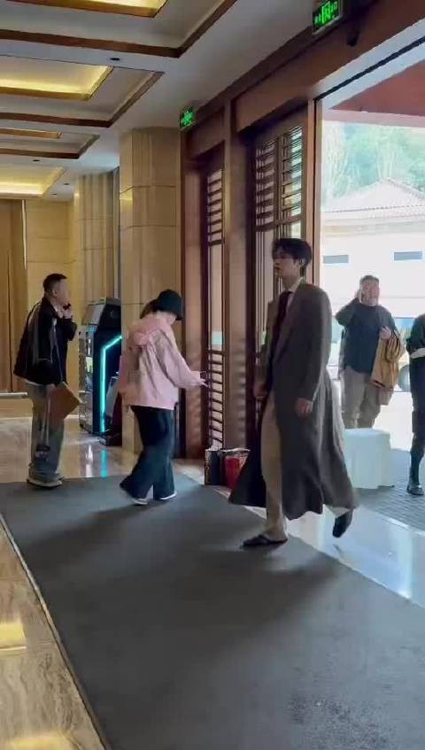 邓凯风衣西装,氛围感拉满