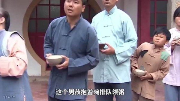 男人抢走小男孩的米粥,却意外害死他一家三口,唏嘘不已