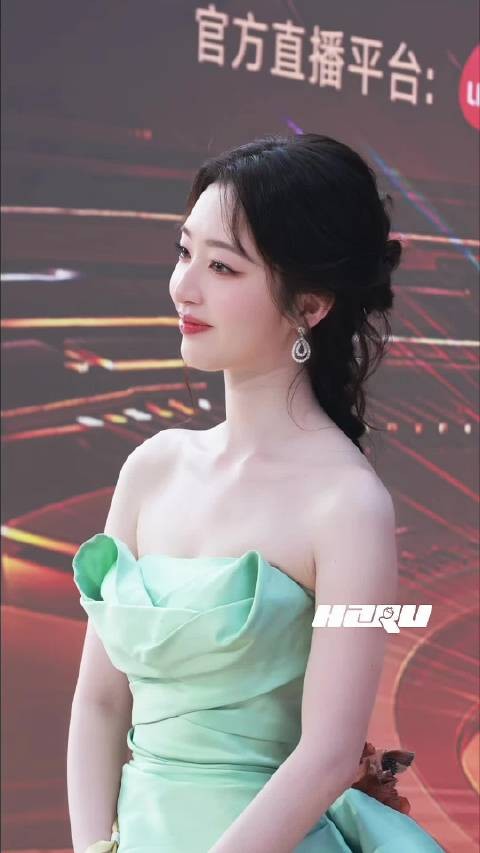 恩熙就这样乖乖飞吻打招呼好美萌的小女孩