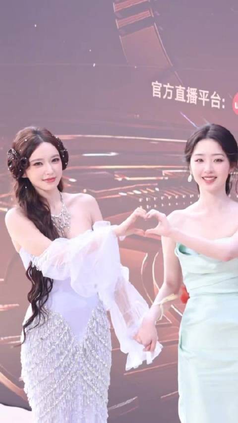 完全两个萌物吧!姐姐妹妹一起牵手走红毯了
