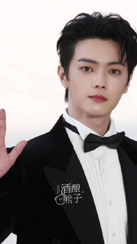 就这个微微皱眉的许凯,好帅