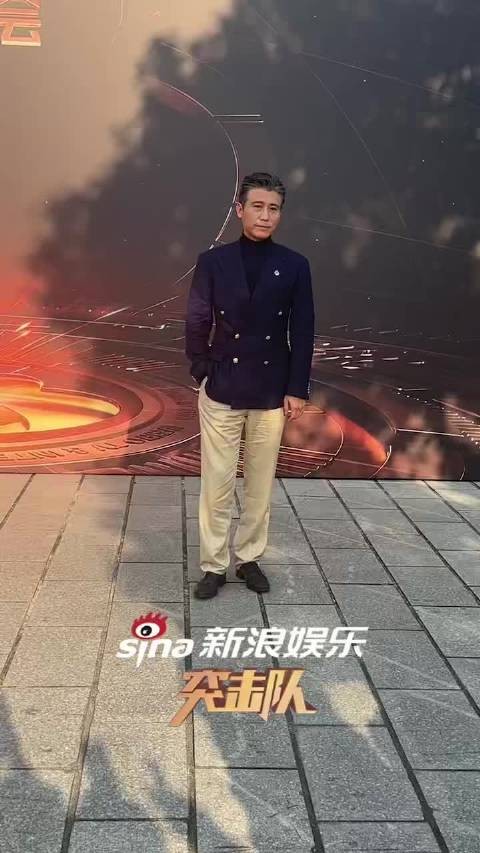 新浪娱乐突击队@李乃文 完全是“daddy”级别的 太斯文啦!