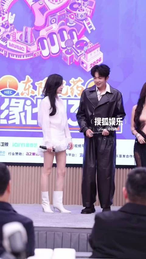 周深金丝细框眼镜亮相,与薛之谦把颜人中拉回C位