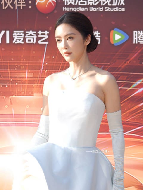 蔡文静干净利索盘头,红毯上怎么越素越美啊!蔡文静