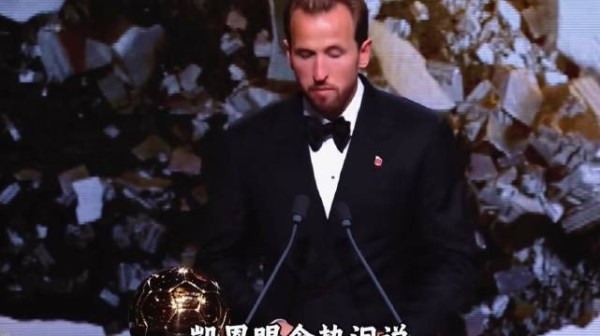 一路历经浮沉, 始终心怀热忱, 谈吐温柔从容, 奖杯见证长久坚守