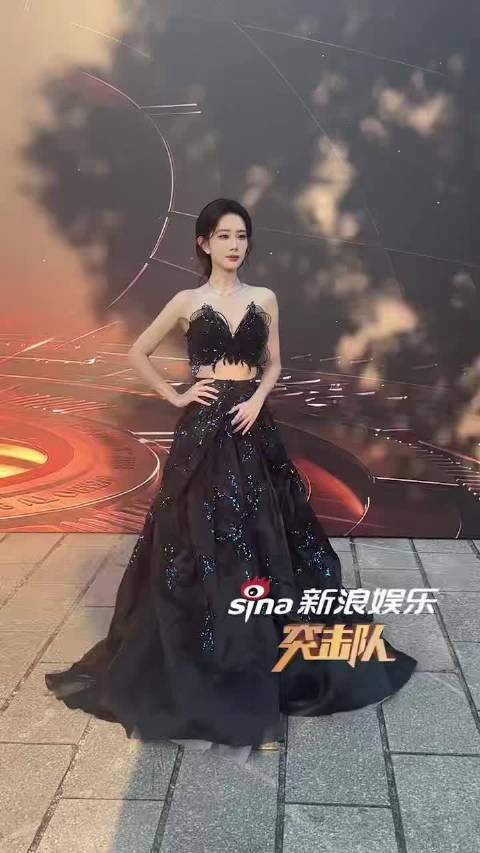 新浪娱乐突击队@孟子义 今天露腰了 蓝色星光裙好美吧