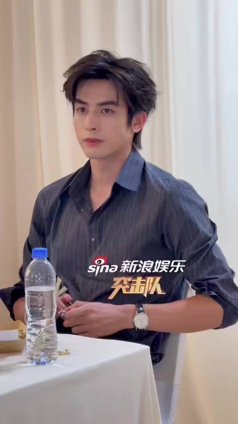宋威龙偷吃糖 宋威龙帅得这么清晰 微博视界大会
