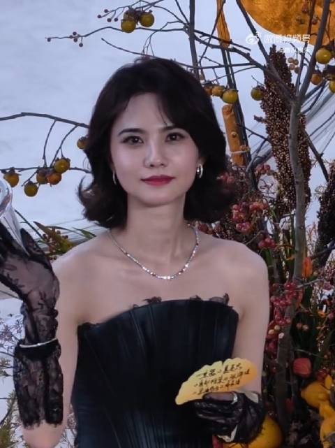 姜珮瑶黑玫瑰长裙好绝