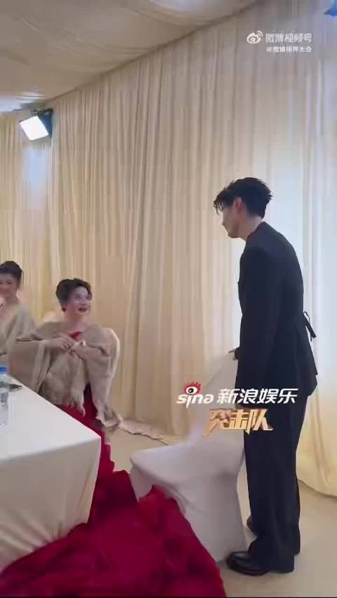 马秋元提议姚弛红毯掀衣,姚弛深V造型秀胸肌