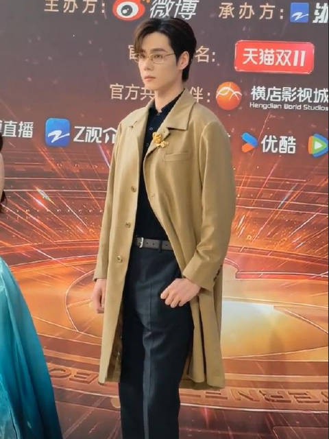 胡一天亮相微博视界大会红毯,长腿男神名不虚传
