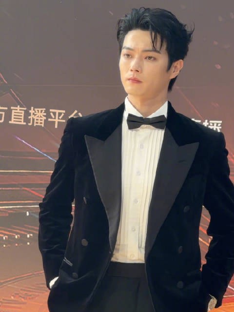 许凯黑西装完全矜贵公子