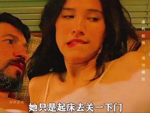 她只是下海洗澡，海水却莫名染成红色
