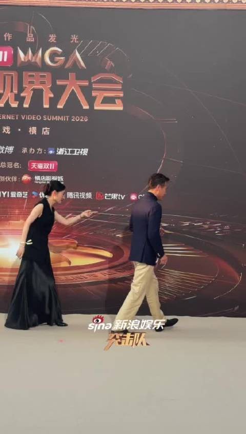 李乃文庞博抢着帮刘敏涛捡耳环，李乃文让庞博别抢活儿哈哈哈