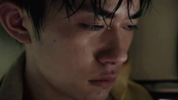 怎么会不因为他低下头的那一瞬而感到心疼，易烊千玺这段表演太有感染力了