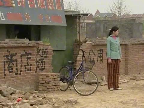 大壮骑车带女友穿行街头，赵静感叹城里房子无一间属于他们
