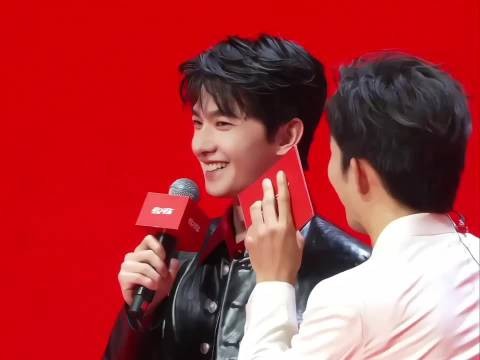 粉丝：杨洋啊啊啊脱啊 杨洋：什么？我没听清楚……啊……她们在说什么