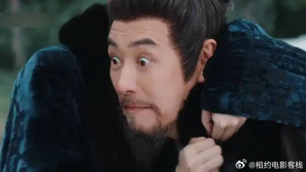 国公爷惨被妻子咬掉半只耳朵，众多仆人都震惊了！