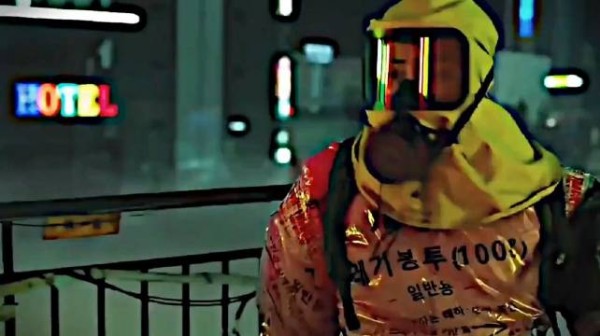灾难来临,男友抢过防毒面具弃她而去,反转结局格外暖心
