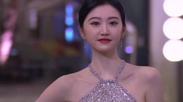 景甜23岁获影帝影后作配，三部好莱坞大片女主