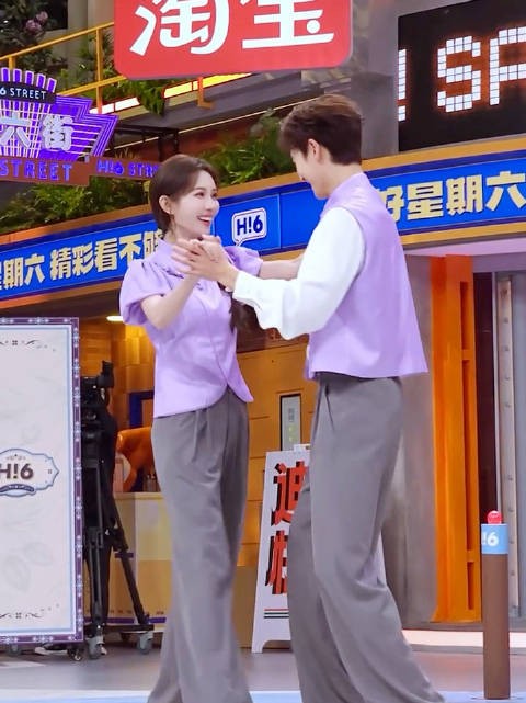 你倒是多往后放个十多秒他就摔在她身上了
