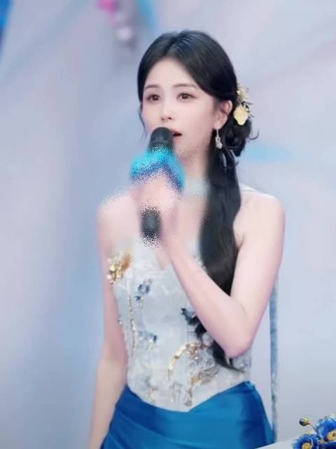 白鹿洛阳新中式造型出场，蓝调刺绣长裙氛围感拉满