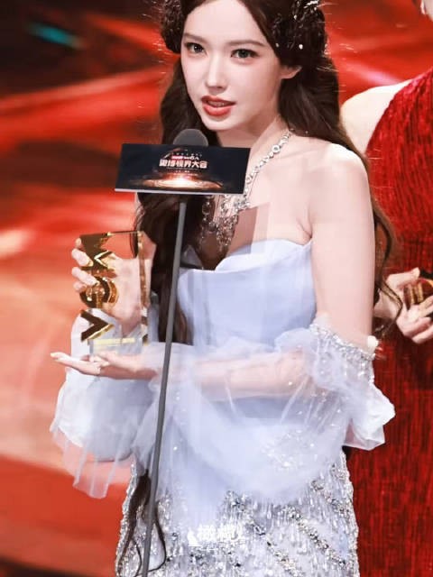 程潇领奖感言来啦 今天这一身怎么看怎么美丽