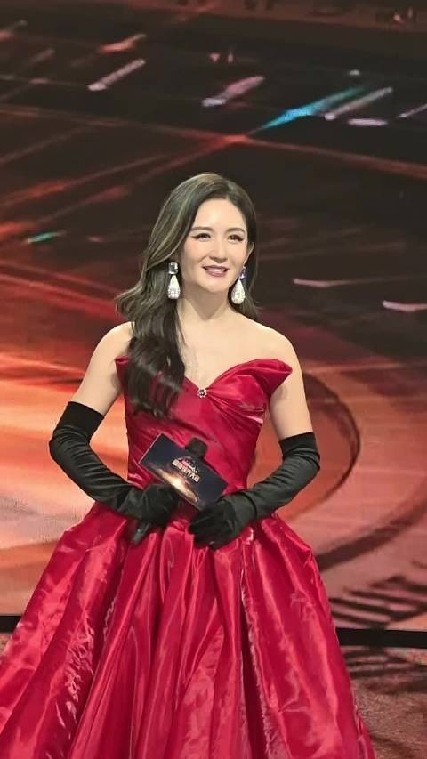 谢娜红色抹胸长裙➕大波浪完全是妈妈级别的，好美！